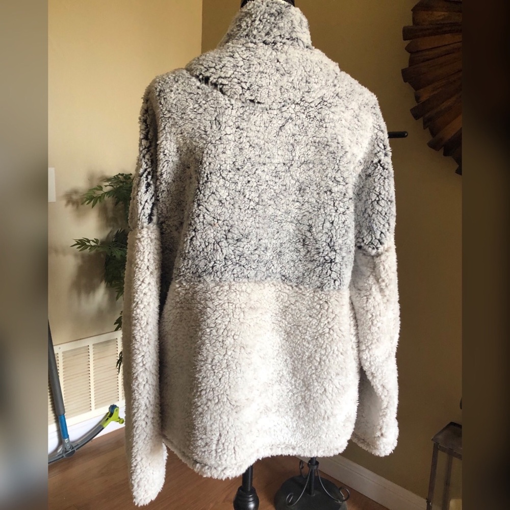 Two Tone Relaxed Fit Sherpa Pullover Top - Picture 7 of 8